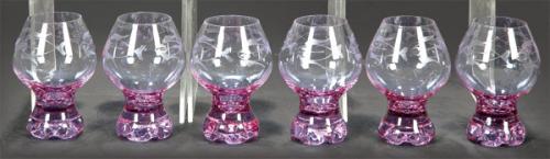  Seis vasos de coñac de cristal de Bohemia color lila con un pez grabado.