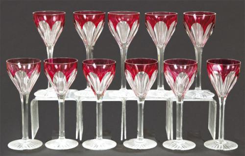 Juego de once copas para vino blanco de cristal de Bohemia tallado y parcialmente esmaltado en rojo.