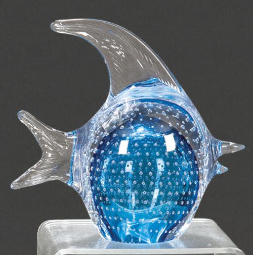 Pez globo de cristal de Murano azul y transparente con inclusión de burbujas.