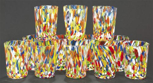  Doce vasos de cristal italiano realizados a la manera tradicional de Murano transparentes con manchas de colores.