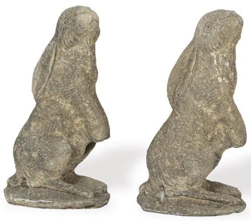  Pareja de liebres sentadas en arenisca para jardín.