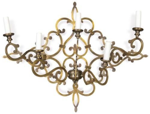 Aplique de pared de bronce con cuatro brazos de luz.