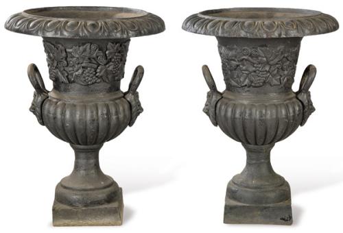  Pareja de copas de jardín tipo Medici en hierro colado patinado en marrón.