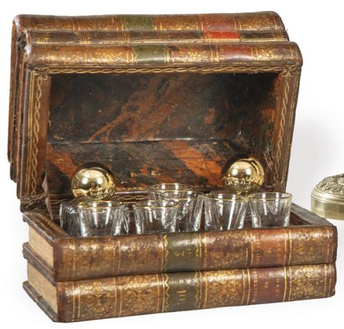 Caja licorera realizada con cinco libros del S.XVIII, al interior cinco vasitos con filo dorado y dos licoreras posteriores.