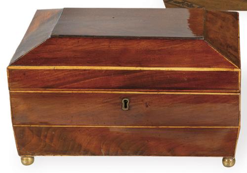  Caja Regencia en caoba fileteada de limoncillo, con formas facetadas, Inglaterra h. 1815.
