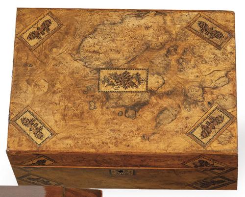  Escritorio de viaje victoriano, en raíz de roble con marquetería de Tunbrigde Ware simulando mariposas, Inglaterra h. 1850.