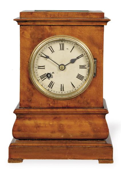 Reloj de sobre mesa con caja en madera de caoba, esfera con números romanos, maquinaria con movimiento de tipo “pendule de Paris” de ocho días. Francia, segunda mitad S. XIX