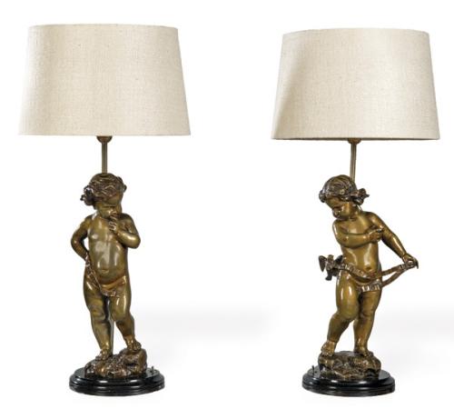 Pareja de lámparas de mesa en bronce con figuras de amorcillos firmadas V. Venesia