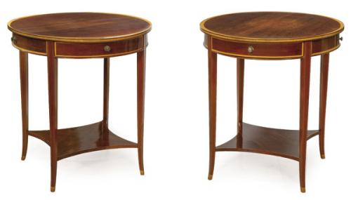  Pareja de mesas estilo Regencia en madera de caoba y satin wood, sobre patas en estípite unidas por balda con lados cóncavos.