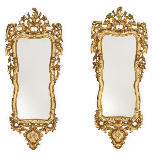  Pareja de marcos de espejo estilo rococó en madera tallada, calada, policromada y parcialmente dorada.