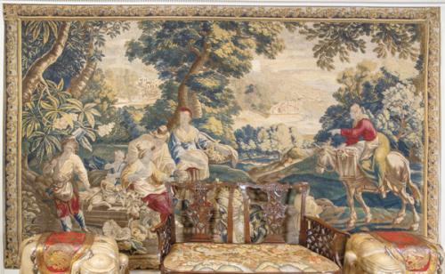 Tapiz Verdure de la manufactura de Aubusson, época Luis XV. Tapiz de lana y seda tejido a mano, de gran formato, que representa una escena pastoril/cortesana de carácter idílico