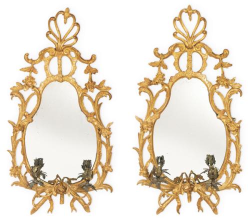  Pareja de cornucopias de estilo Rococó, el marco configura una cartela ovalada de proporciones verticales, profusamente decorada con los motivos canónicos del Rococó