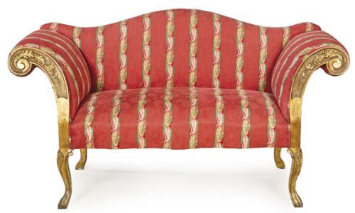  Canapé o sofá de repisa de época Transición. Estructura arquitectónica de tres plazas en madera tallada y dorada,