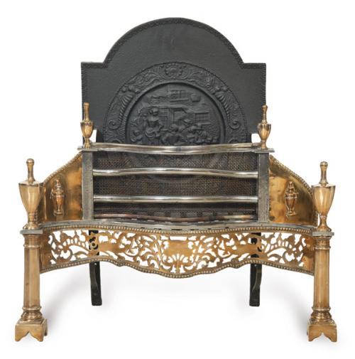 Frente de chimenea de bronce dorado con placa de hierro de época anterior