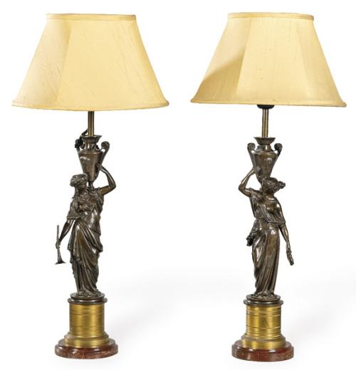 Pareja de lámparas de mesa de bronce patinado con figuras clásicas firmadas Moreau