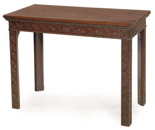 Consola o mesa de salón Jorte III, Chippendale de construcción rectangular, en caoba con tope de madera clara contrastante, de decoración tallada con elementos de rocaille europeo combinados con influencias chinoiserie.