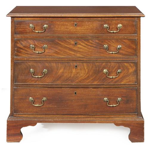  Comoda Jorge III, en madera de caoba, con tapa moldurada y cuatro cajones de altura decreciente, sobre patas en forma de ménsula recortada, con tiradores de bronce.