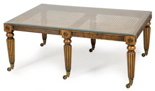  Mesa de centro estilo victoriano, con tapa cuadrada de rejilla y cristal, sobre patas torneadas y gallonadas.