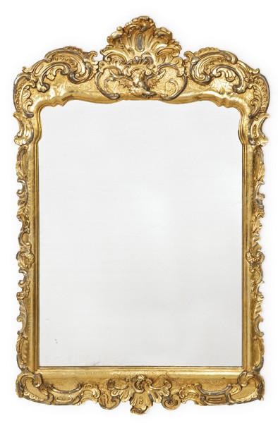  Espejo Luis XV en madera tallada y dorada, con decoración de rocalla, hojas de acanto, rematado por una venera.