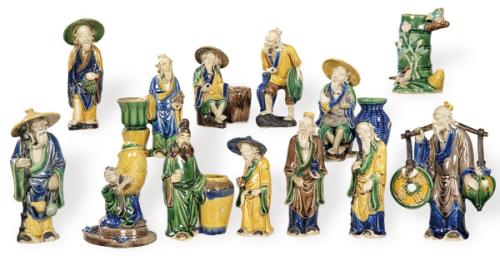 Colección de 13 figuras chinas de Mud Men en terracota parcialmente vidriada con esmaltes del tipo Sancai (Tres colores), ff. S. XIX a mediados del S. XX.