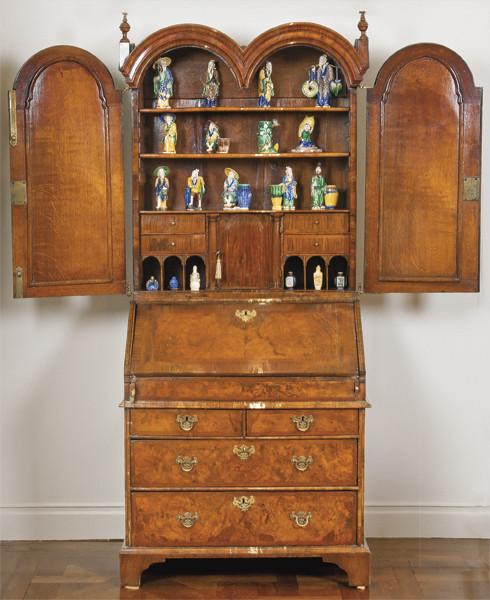  Bureau-cabinet Jorge II con doble cúpula, en madera de nogal, con cabinet superior de puertas abatibles