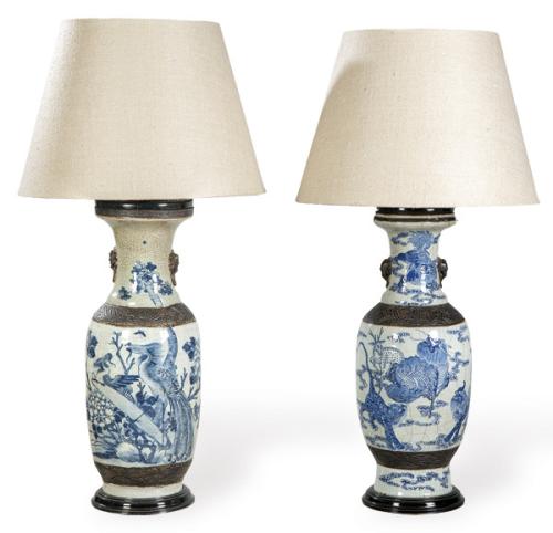 Pareja de jarrones chinos convertidos en lámpara en porcelana azul y blanco y franjas sin vidriar tipo buccaro, Dinastía Qing S. XIX.