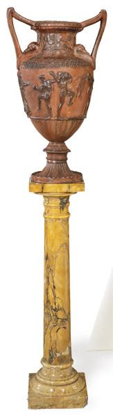  Anfora de terracota con dos asas y peana de mármol de Siena