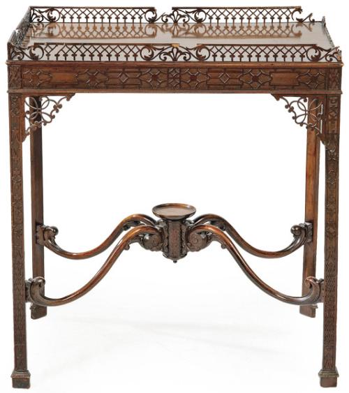  Mesa auxiliar estilo chippendale en madera de caoba con balaustre calado y tallado, con chambrana en X. Faltas en la barandilla.