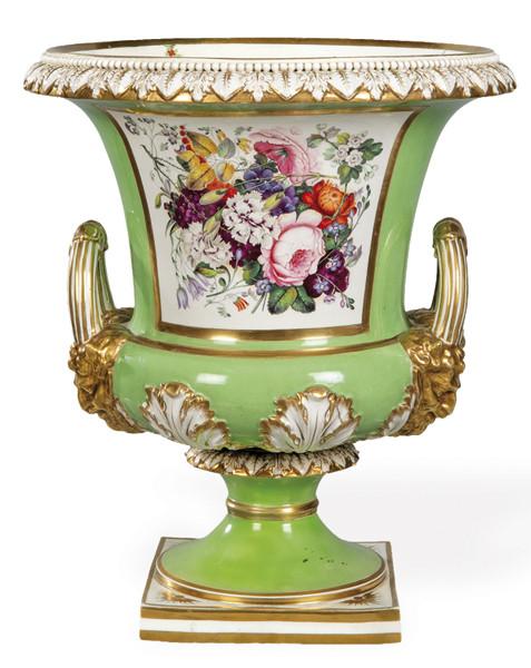  Jarrón Regencia en forma de campana con un panel de flores dentro de una cartela dorada a un lado y una escena pastoral al otro,