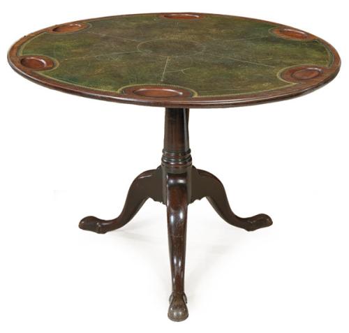  Mesa de juego Jorge II, con tapa circular de caoba, con superficie de cuero verde gofrado y dorado y rebajes para fichas.