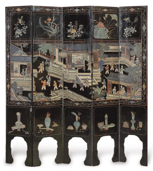  Biombo Coromandel de madera lacada, de cuatro hojas, tallado y pintado, China S. XX.