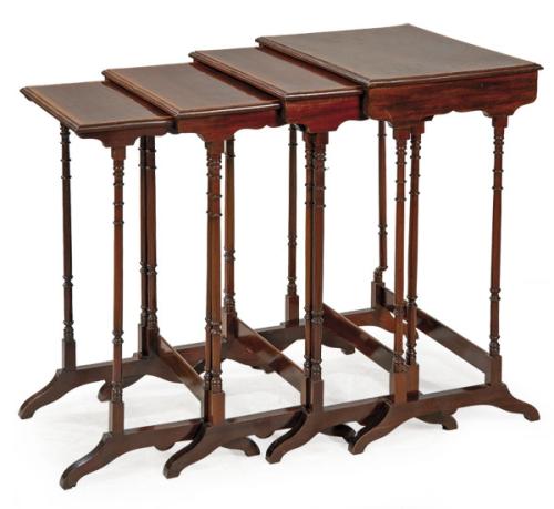  Conjunto de 4 mesas nido Eduardinas en madera de caoba, con tapas rectangulares con marquetería sobre patas finas torneadas.