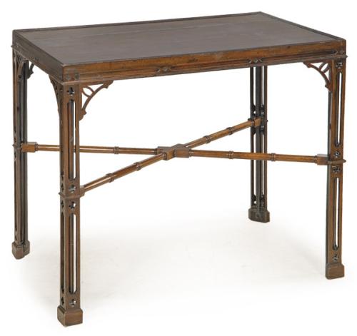  Mesa Jorge III, Chippendale en madera de caoba con patas caladas, unidas por chambrana torneada en X.