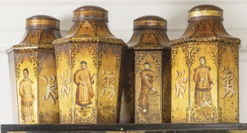  Cuatro botes de té de latón con chinoisseries, Inglaterra h. 1840-1880.