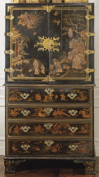  Cabinet on chest Jorge II en madera lacada en negro (japanned lacquer) con decoración de chinnoiseries en dorado.