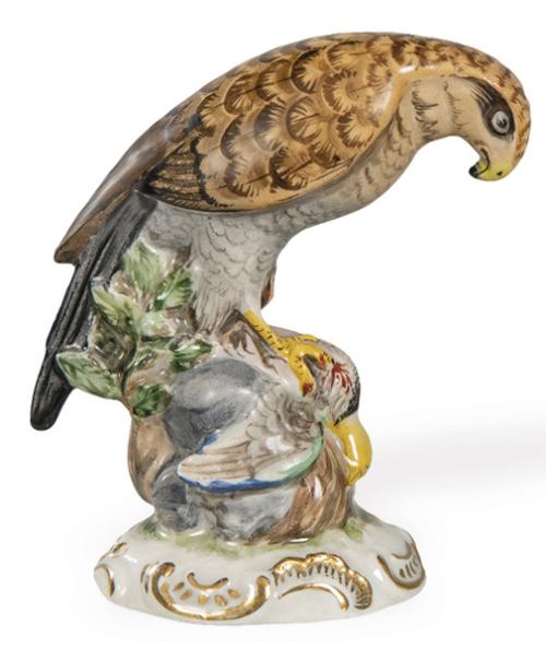  Figura de halcón cazador en porcelana de  Erdmann Schlegelmilch, decorado con esmaltes translúcidos en tonos marrón, verde y amarillo, dorado en base, pintada a mano