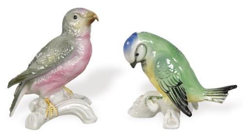 Dos figuras de pájaros en porcelana pintada y esmaltada de Vista alegre, modelados sobre ramas.