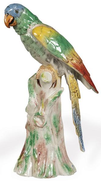  Figura de loro en loza esmaltada, pasta roja cocida en horno, cubierta con esmalte plomífero opaco