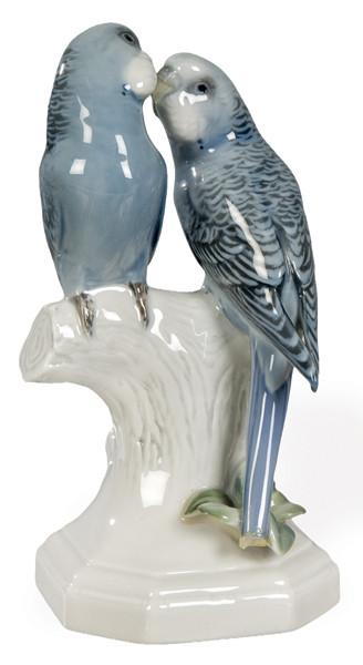  Grupo de dos periquitos en porcelana blanca esmaltada, manufactura Rosenthal, Kunstabteilung Selb, Alemania, circa 1920-1935.