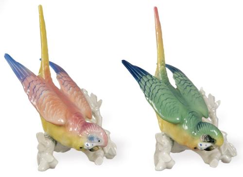 Pareja de loros en porcelana de Rudolstadt-Volkstedt. Porcelana moldeada de pasta blanca, esmaltes brillantes en verde, naranja, gris y negro, pintados a mano