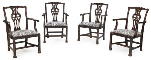  Conjunto de 10 sillas con brazos Jorge III estilo Chippendale con respaldo calado y tallado, brazos ligeramente curvos, patas rectas talladas.