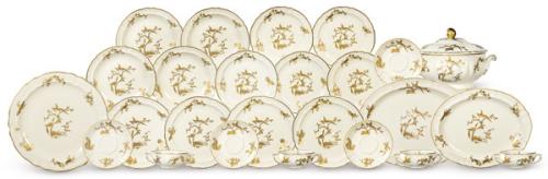 Vajilla modelo Reine Elisabeth, en porcelana Bernardaud & Compañía de Limoges, con fondo crema decorado con vegetación y pájaros del paraiso en dorado. Modelo realizado para la recepción de  S.M. Reine Elisabeth de Inglaterra con motivo de su visita a Fra