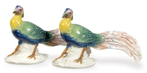 Pareja de figuras de faisanes de la manufactura alemana Rudolstadt-Volkstedt. Modelado con plumaje detallado y esmaltes brillantes. Marca bajo vidriado y numeración en la base.
