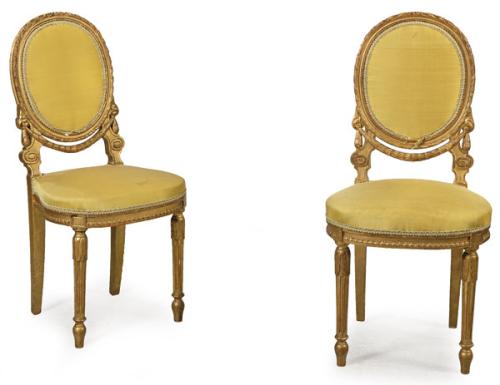 Pareja de sillas Napoleón III, estilo Luis XVI, con respaldos ovalados y patas rectas estriadas en madera tallada y dorada. Tapicería de tela amarilla. Francia, finales S. XIX