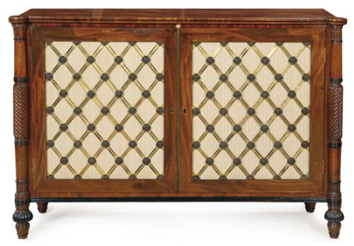 Aparador Regencia en madera de caoba, con puertas de cristal enrejadas en patrón de rombo, soportado sobre pilares cilíndricos estriados en madera de caoba
