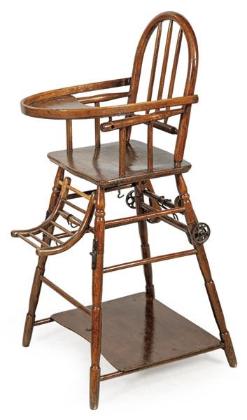  Silla alta de niño, convertible, en madera de haya, con respaldo calado y curvado. 