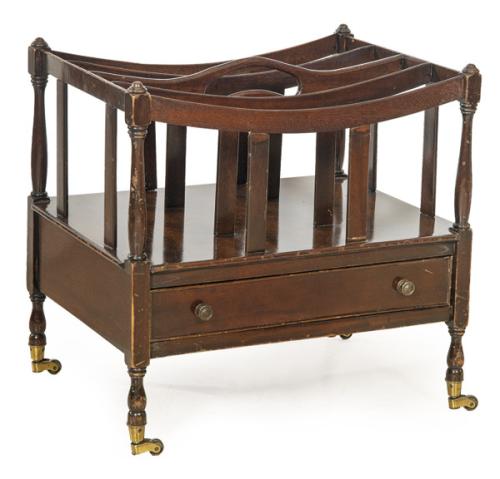 Canterbury eduardino en madera de caoba con patas torneadas terminadas en ruedas.