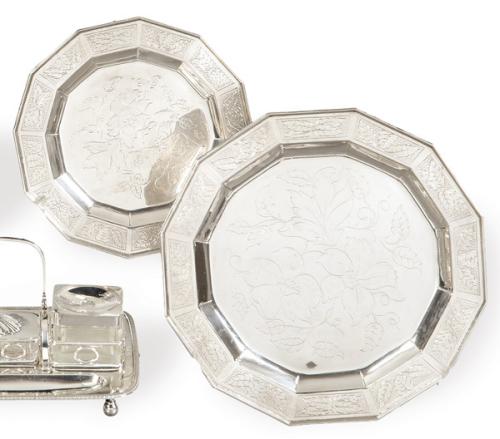  Juego de dos platos poligonales de plata española punzonada 1ª Ley.