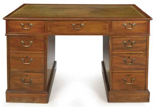  Mesa de escritorio Jorge III, con tapa rectangular con superficie para escribir, sobre dos pedestales con tiradores de latón.