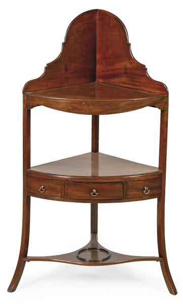  Mueble de esquina eduardino en madera de caoba, con el frente ligeramente curvo. 